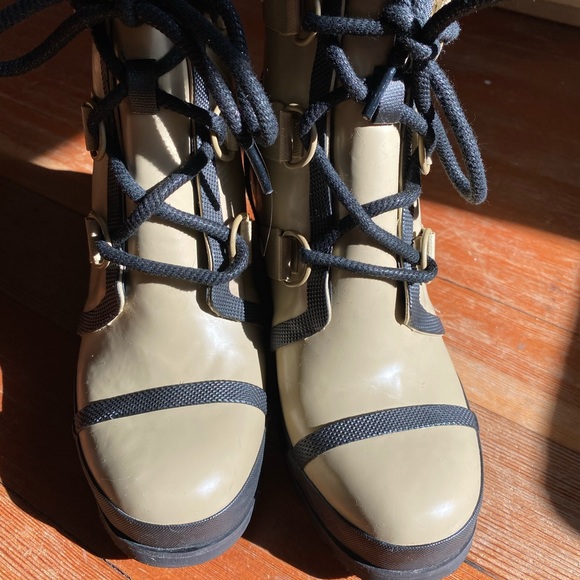 Sorel Beige and Black Winter Boots - Picture 8 of 10